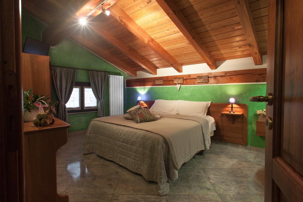 B&B Al Castel Пон-Сен-Мартин Стая снимка